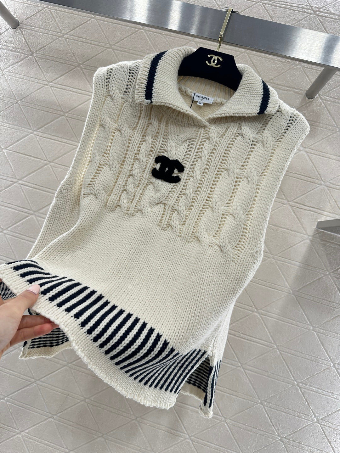 CHANEL 26S SLEEVELESS COLLARED KNITTED BLAZER 696