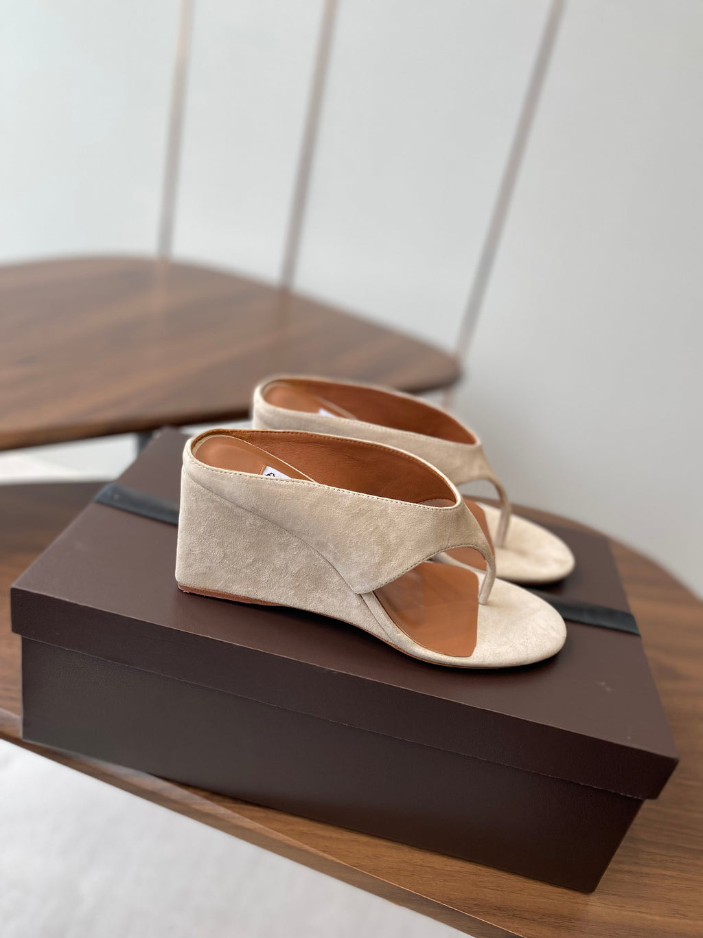 ALAIA WEDGE THONG SANDALS 25S IN LIGHT BEIGE SUEDE
