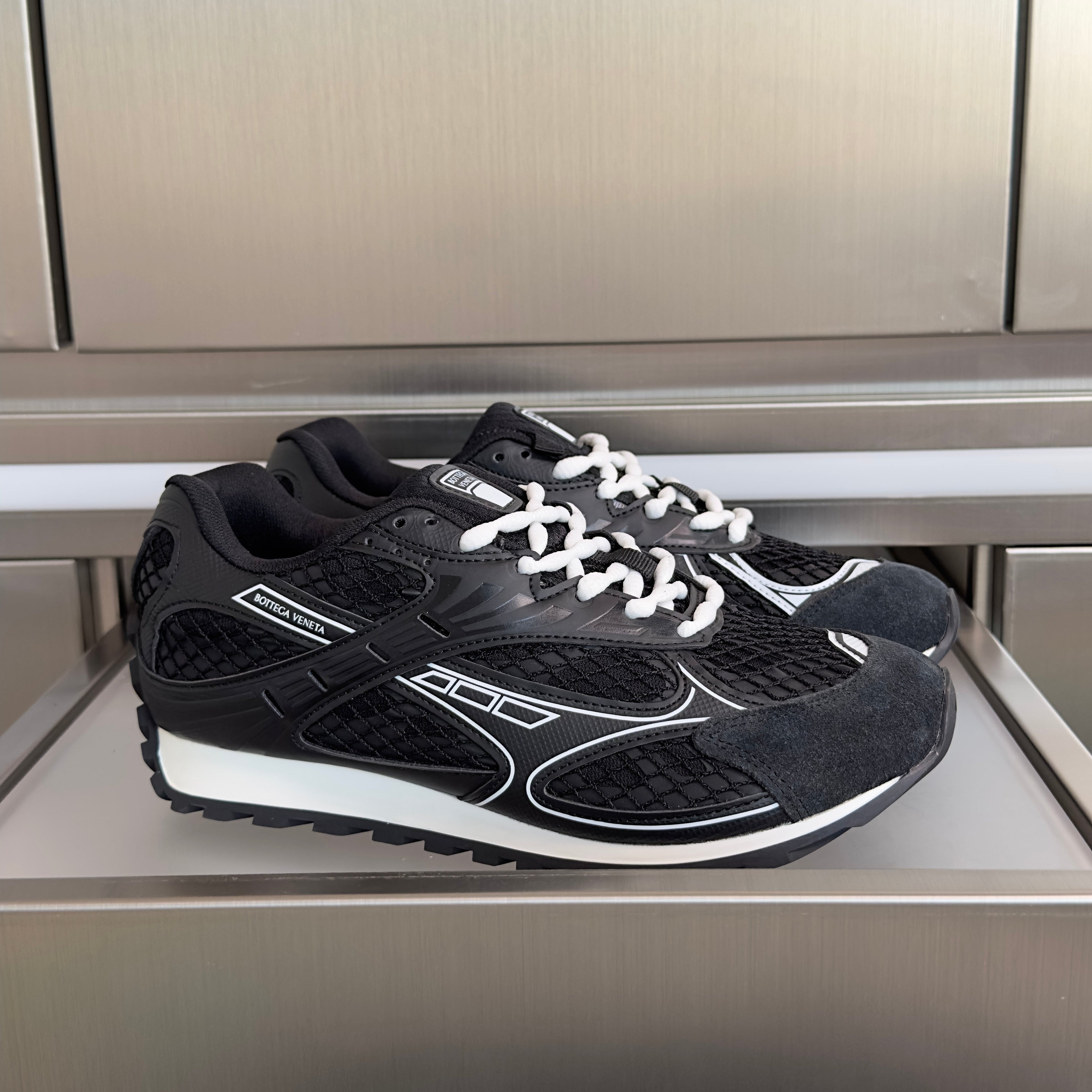 BOTTEGA VENETA 26S SNEAKERS IN BLACK TPU MATERIAL AND MESH FABRIC