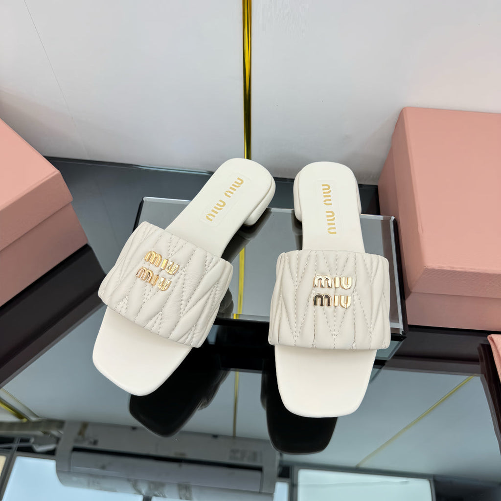 MATELASSÉ SLIDES IN OFF WHITE CALFSKIN