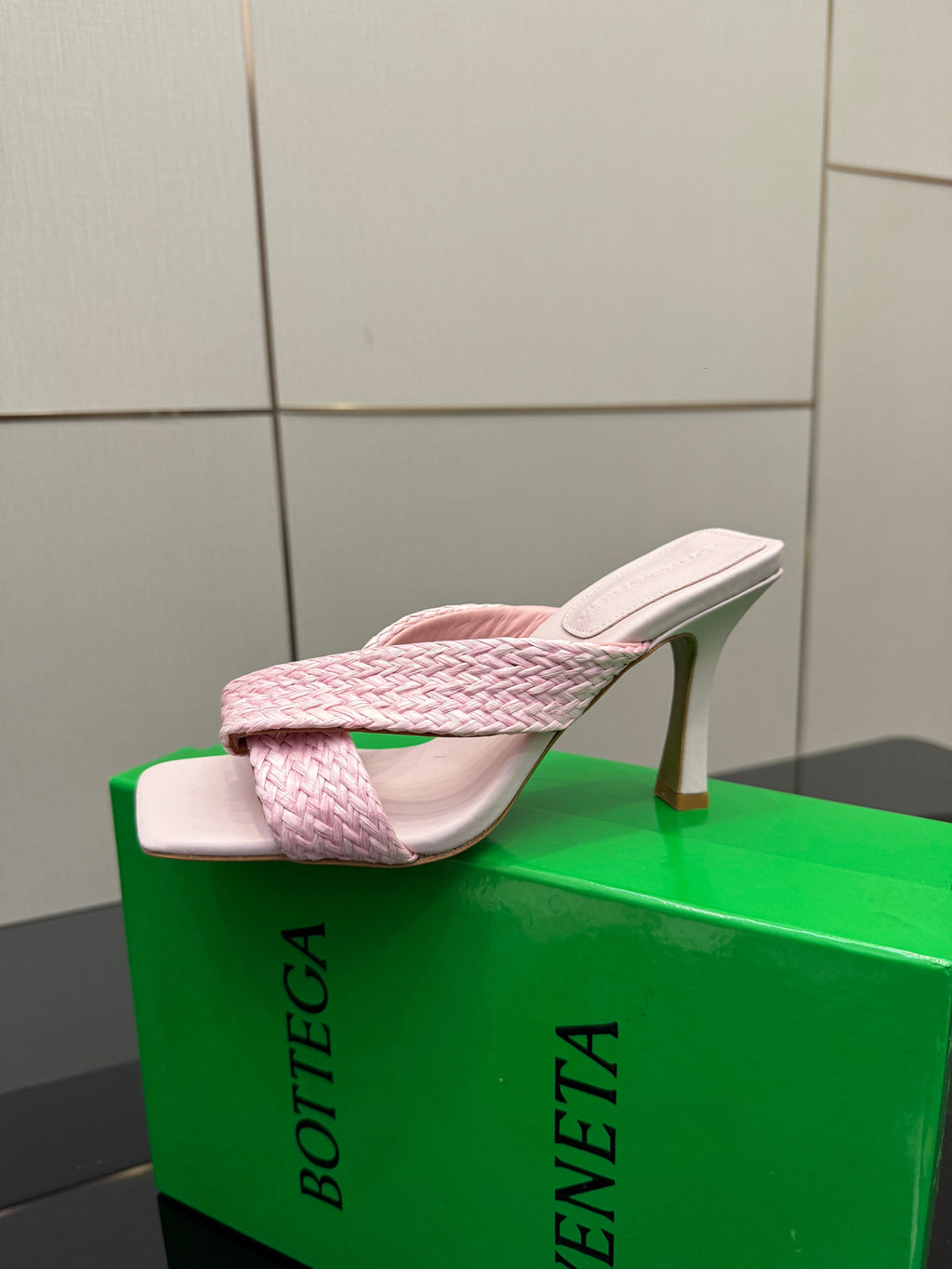 BOTTEGA VENETA 26S HEELED SANDALS 95 MM IN LIGHT PINK CALFSKIN AND RAFFIA