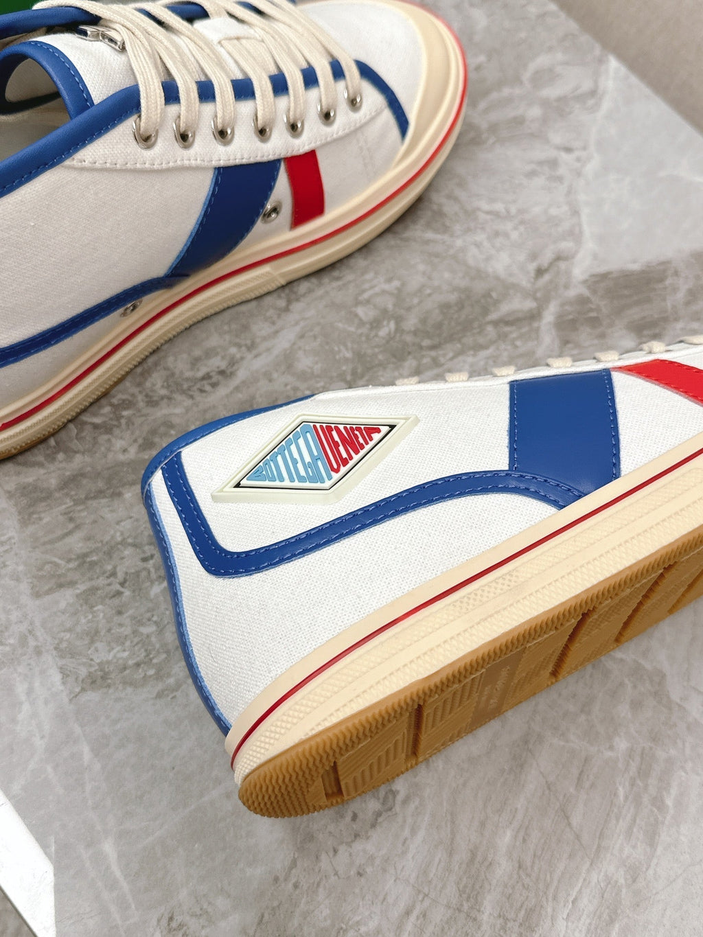 BOTTEGA VENETA ELIOT SNEAKER IN WHITE CANVAS WITH NAVY BLUE CALFSKIN