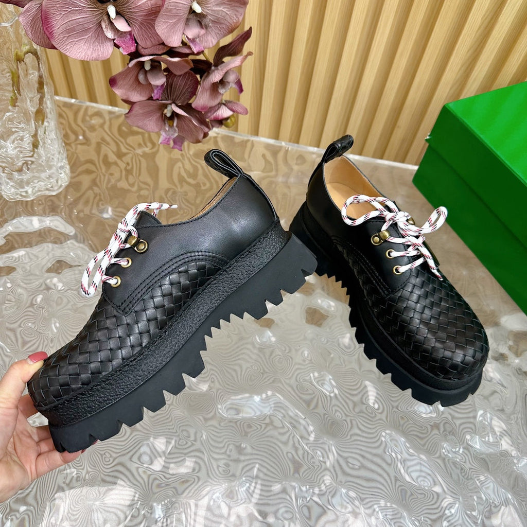 BOTTEGA VENETA HADDOCK LACE-UP SHOE IN BLACK CALFSKIN WITH WOVEN DESIGN
