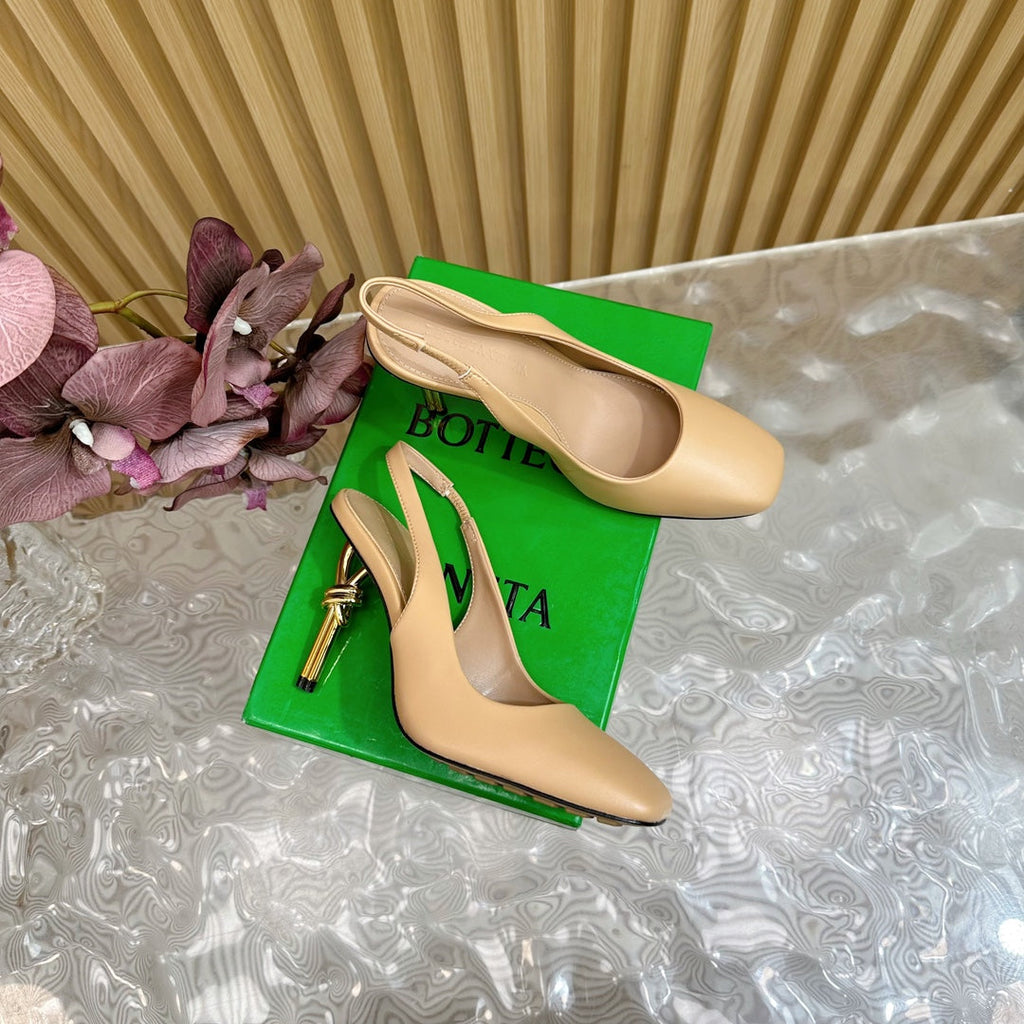 BOTTEGA VENETA KNOT PUMP 9 CM IN EGG NOGG CALFSKIN WITH GOLD FINISHED METAL HEEL
