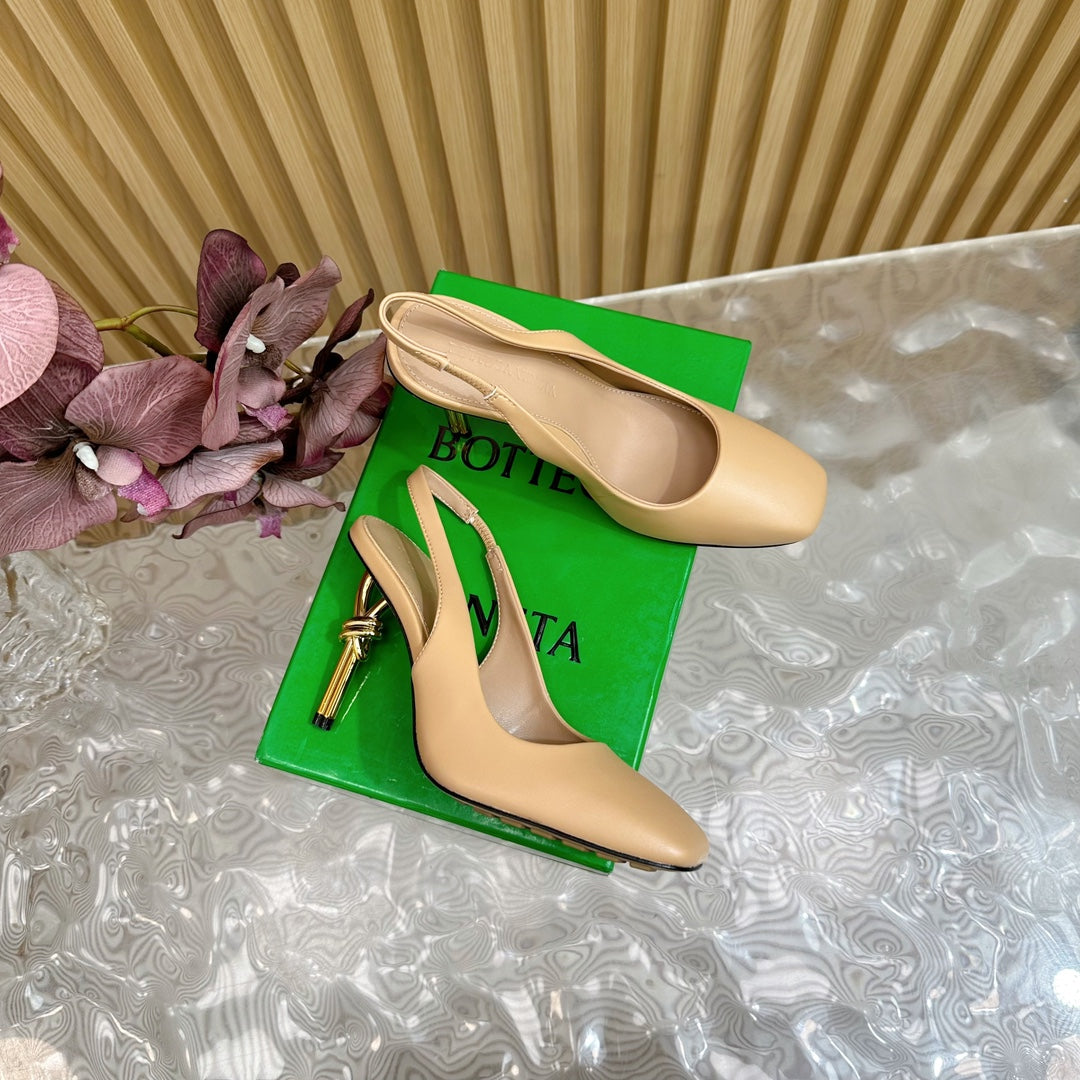 BOTTEGA VENETA KNOT PUMP 9 CM IN EGG NOGG CALFSKIN WITH GOLD FINISHED METAL HEEL