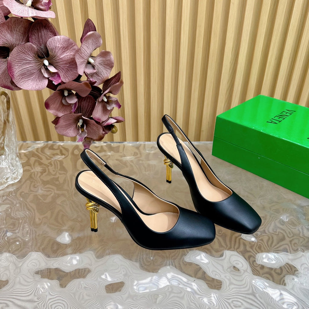 BOTTEGA VENETA KNOT PUMP 9 CM IN BLACK CALFSKIN WITH GOLD FINISHED METAL HEEL
