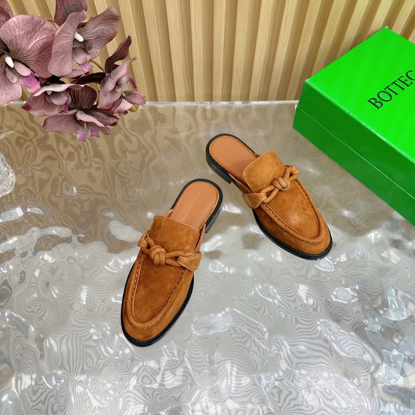 BOTTEGA VENETA OPEN-BACK LOAFER REALISED IN CINNAMON BROWN SUEDE