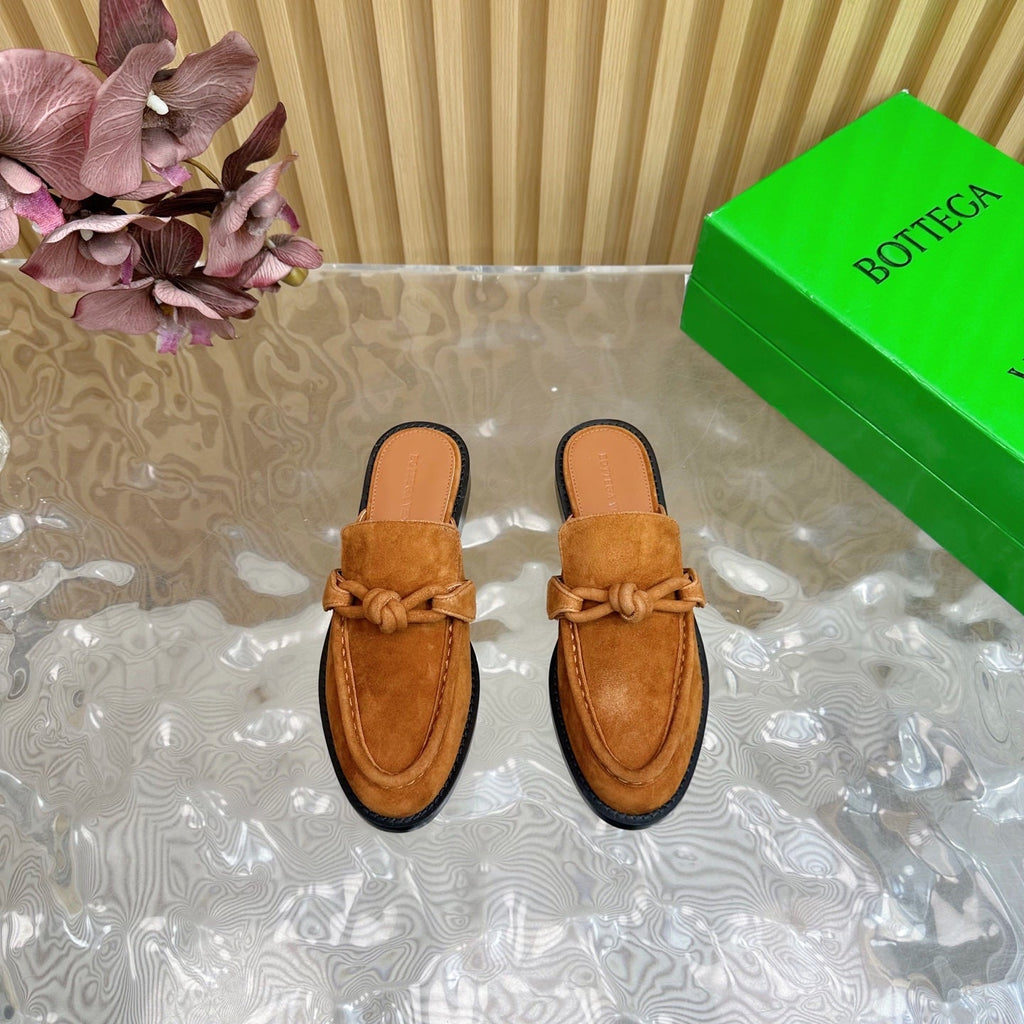 BOTTEGA VENETA OPEN-BACK LOAFER REALISED IN CINNAMON BROWN SUEDE