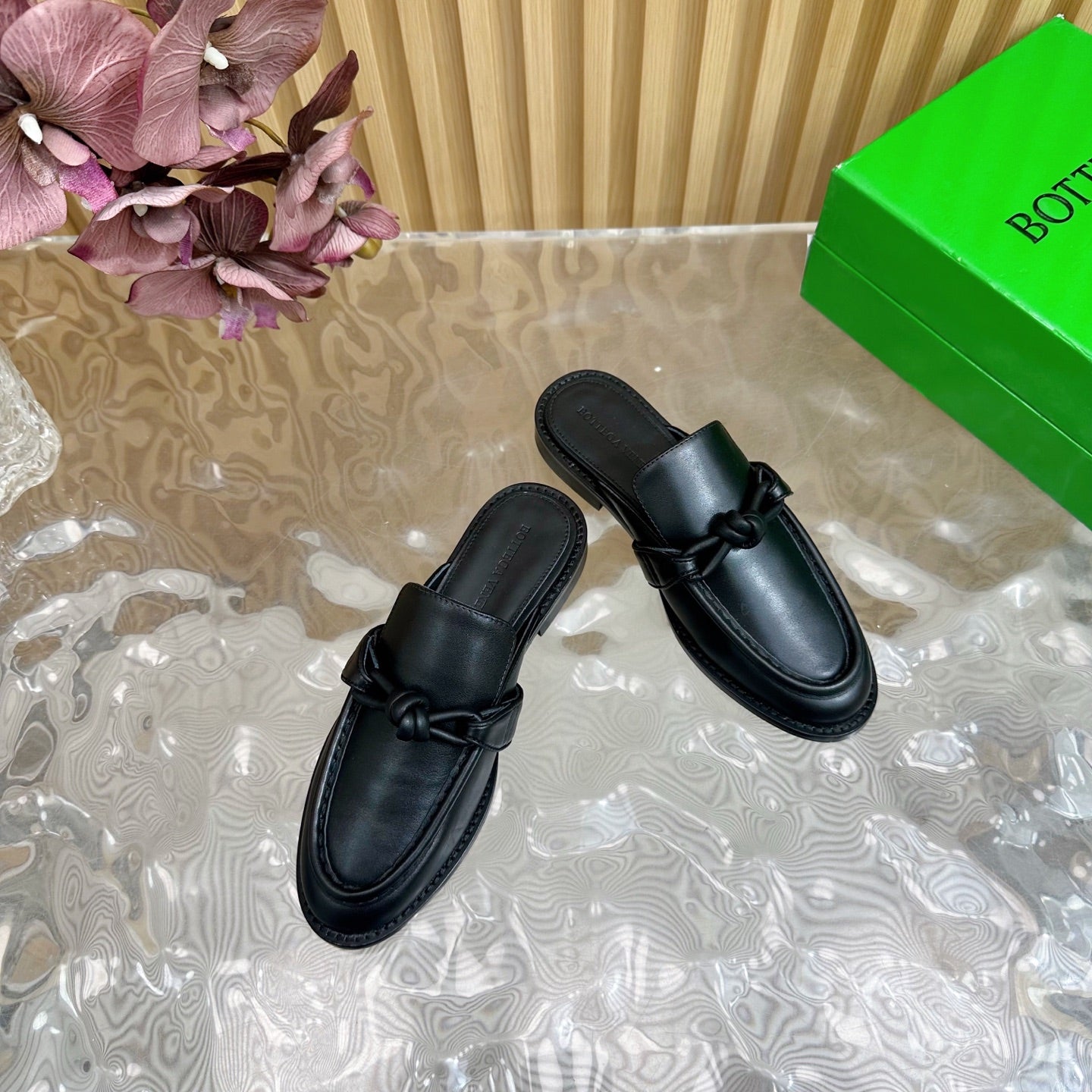 BOTTEGA VENETA OPEN-BACK LOAFER REALISED IN BLACK SOFT CALFSKIN
