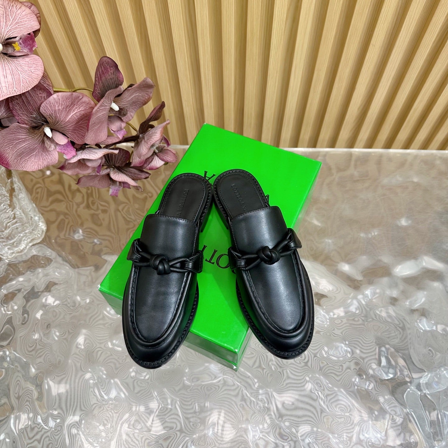 BOTTEGA VENETA OPEN-BACK LOAFER REALISED IN BLACK SOFT CALFSKIN
