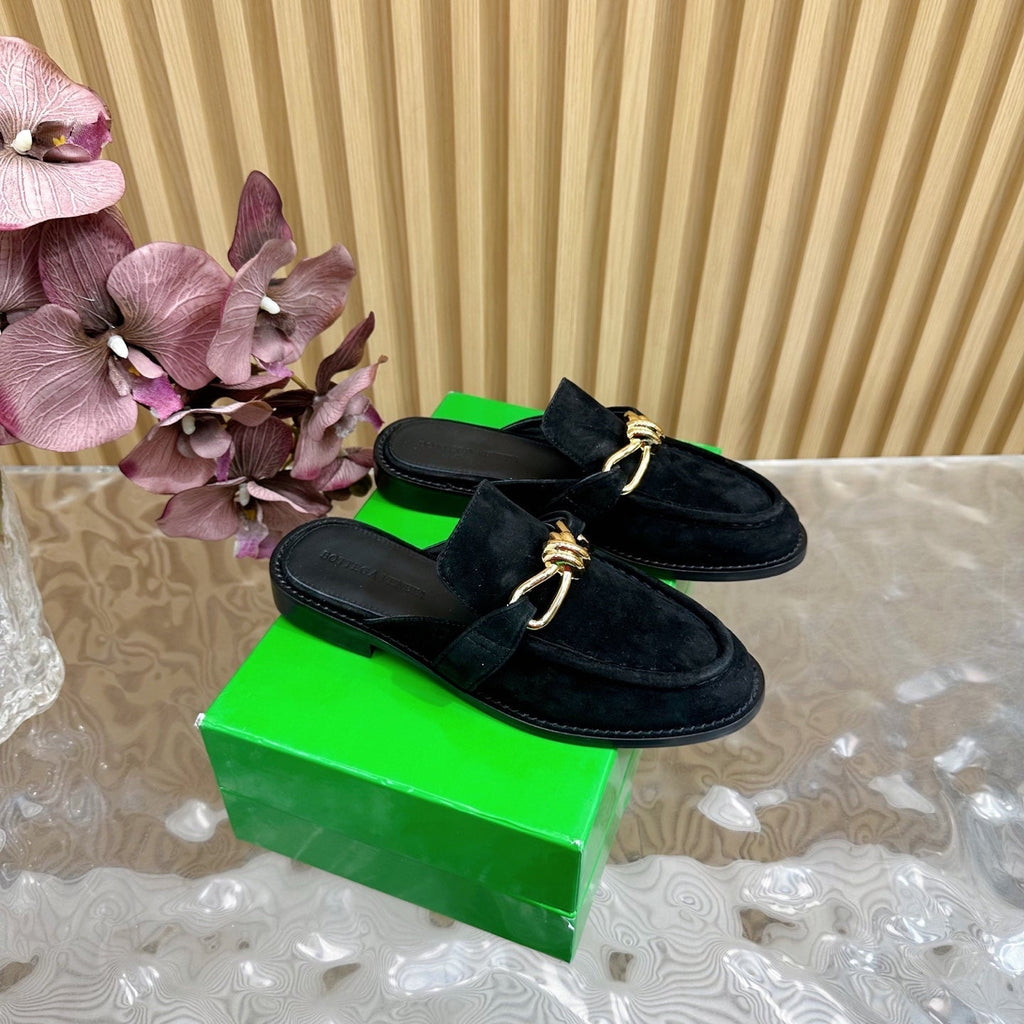 BOTTEGA VENETA OPEN-BACK LOAFER REALISED IN BLACK SUEDE WITH SIGNATURE METALLIC KNOT DETAIL