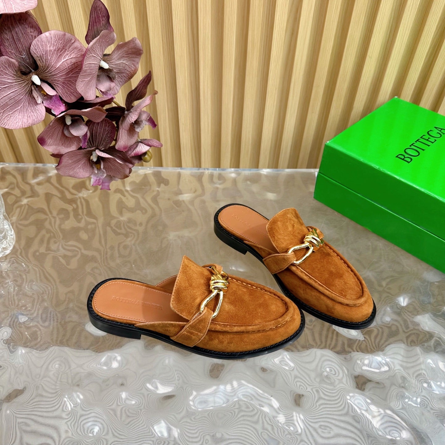 BOTTEGA VENETA OPEN-BACK LOAFER REALISED IN CINNAMON BROWN SUEDE WITH SIGNATURE METALLIC KNOT DETAIL