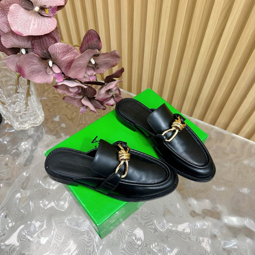 BOTTEGA VENETA OPEN-BACK LOAFER REALISED IN BLACK SOFT CALFSKIN WITH SIGNATURE METALLIC KNOT DETAIL