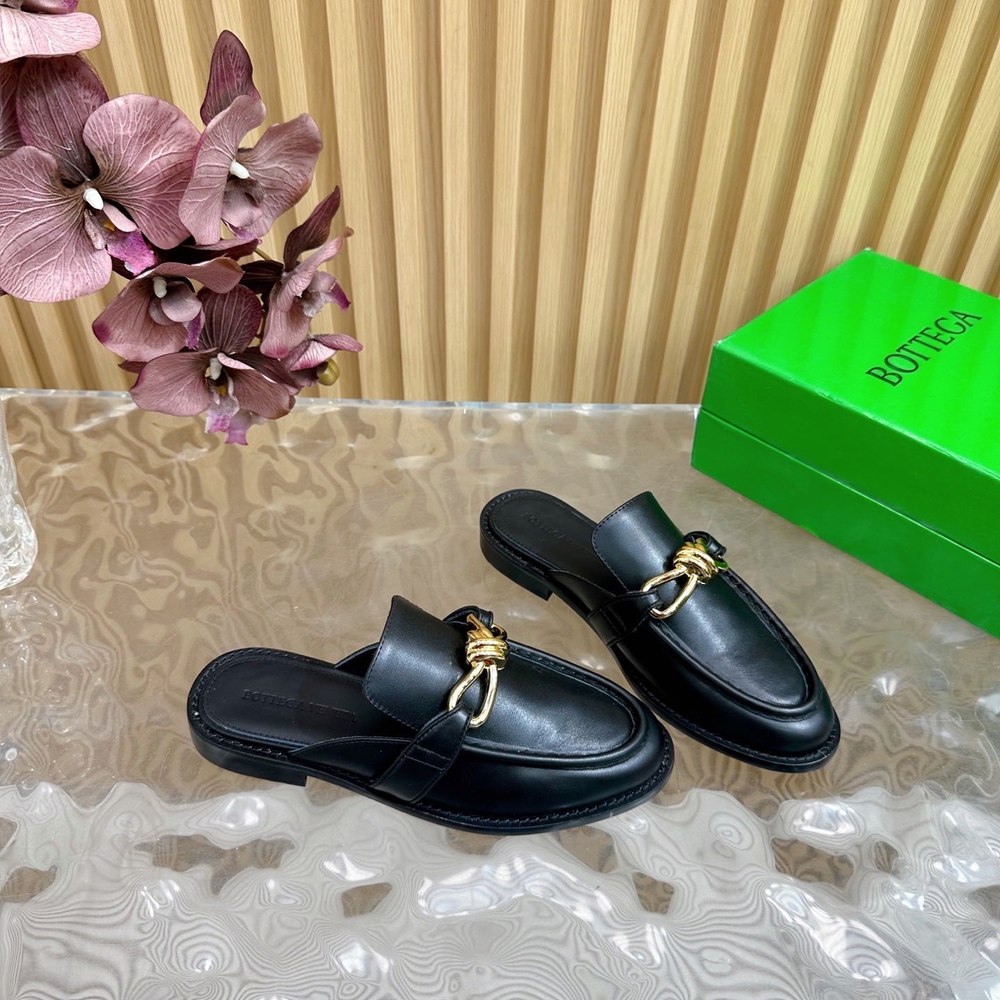 BOTTEGA VENETA OPEN-BACK LOAFER REALISED IN BLACK SOFT CALFSKIN WITH SIGNATURE METALLIC KNOT DETAIL