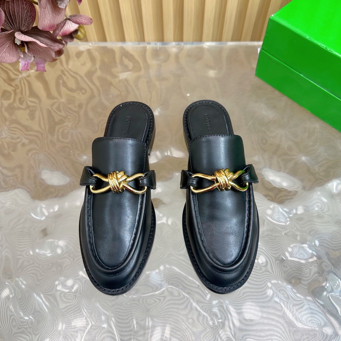 BOTTEGA VENETA OPEN-BACK LOAFER REALISED IN BLACK SOFT CALFSKIN WITH SIGNATURE METALLIC KNOT DETAIL