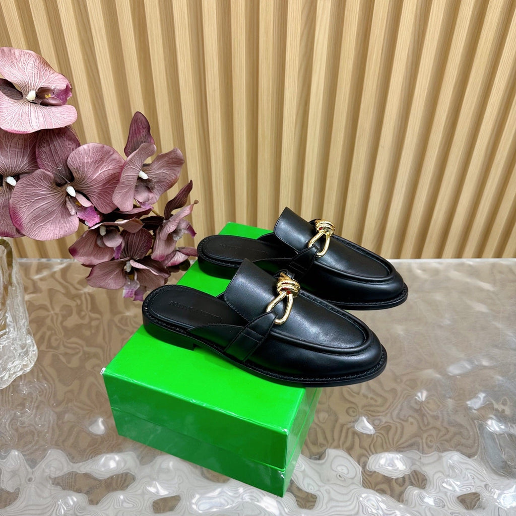 BOTTEGA VENETA OPEN-BACK LOAFER REALISED IN BLACK SOFT CALFSKIN WITH SIGNATURE METALLIC KNOT DETAIL