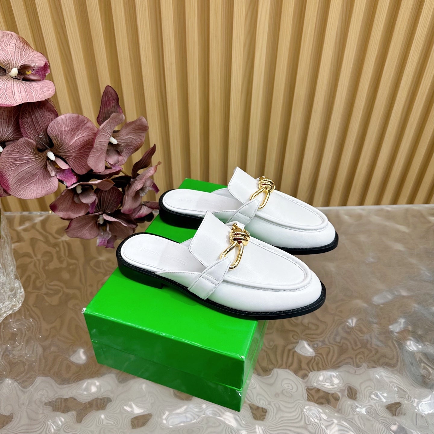 BOTTEGA VENETA OPEN-BACK LOAFER REALISED IN WHITE SOFT CALFSKIN WITH SIGNATURE METALLIC KNOT DETAIL