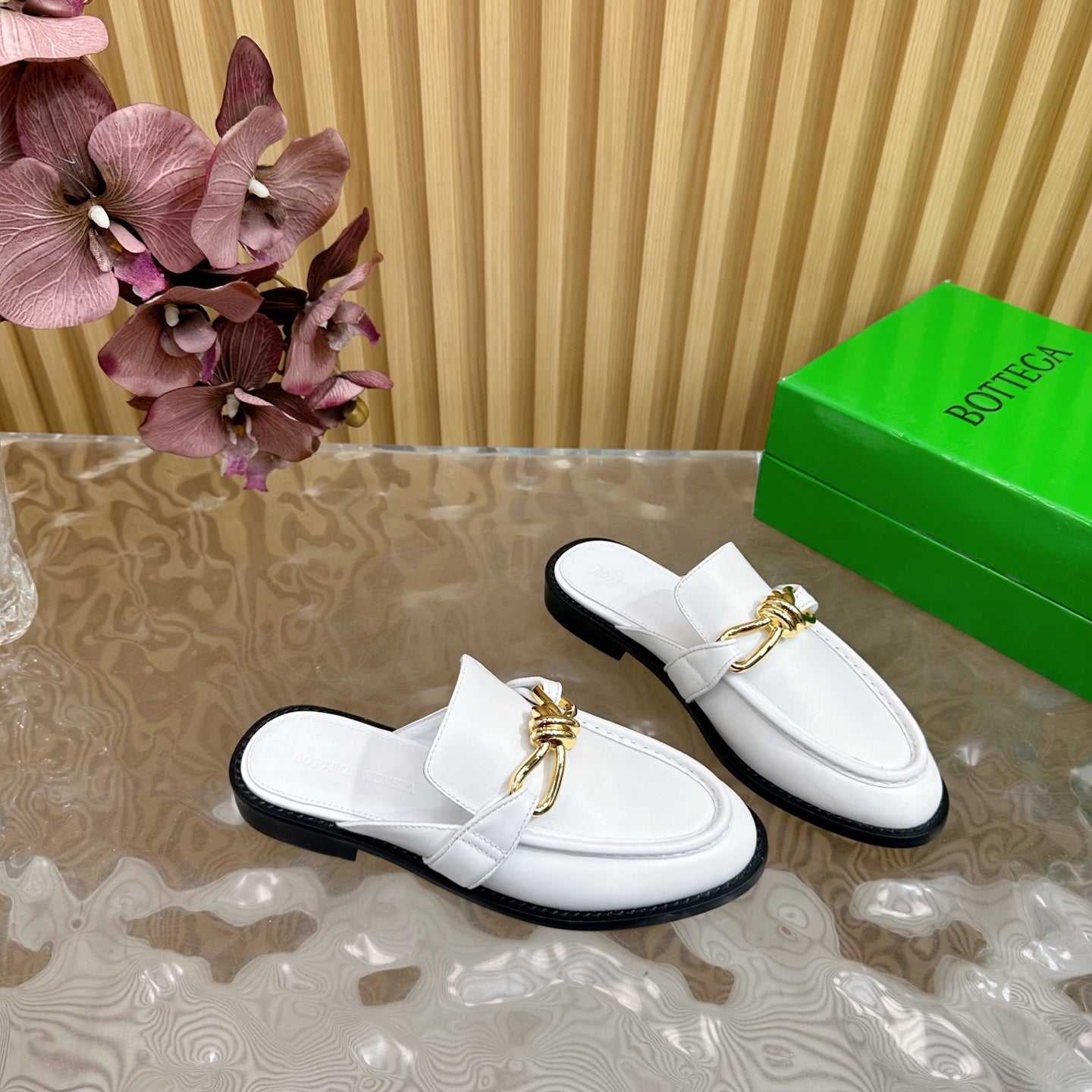 BOTTEGA VENETA OPEN-BACK LOAFER REALISED IN WHITE SOFT CALFSKIN WITH SIGNATURE METALLIC KNOT DETAIL