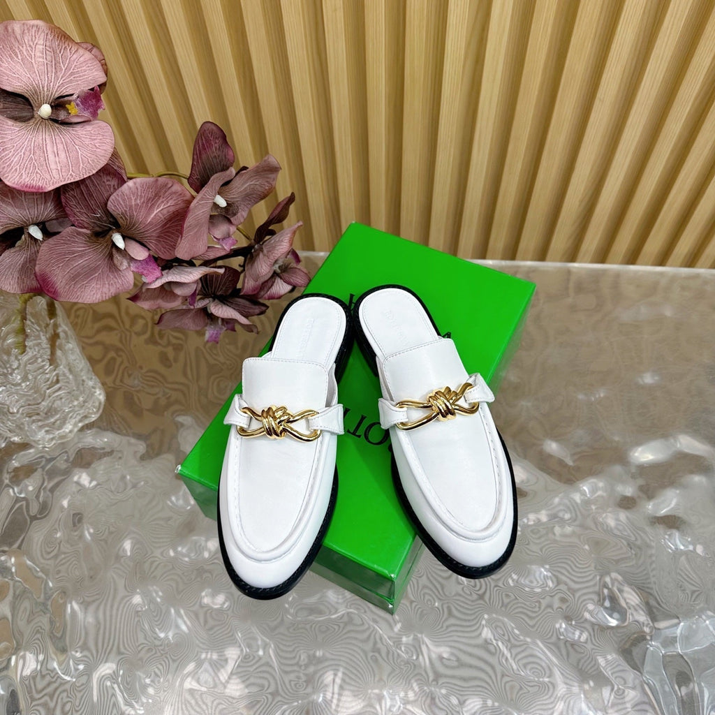BOTTEGA VENETA OPEN-BACK LOAFER REALISED IN WHITE SOFT CALFSKIN WITH SIGNATURE METALLIC KNOT DETAIL