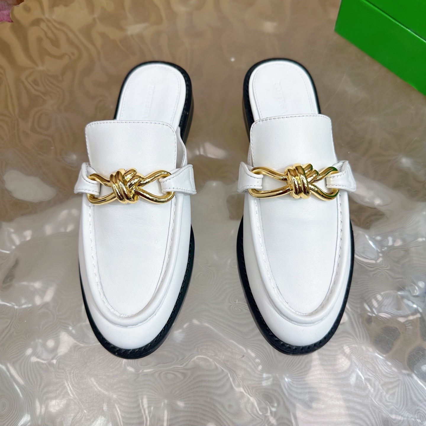 BOTTEGA VENETA OPEN-BACK LOAFER REALISED IN WHITE SOFT CALFSKIN WITH SIGNATURE METALLIC KNOT DETAIL