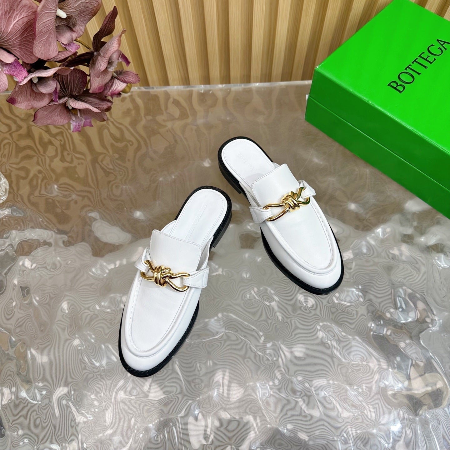 BOTTEGA VENETA OPEN-BACK LOAFER REALISED IN WHITE SOFT CALFSKIN WITH SIGNATURE METALLIC KNOT DETAIL