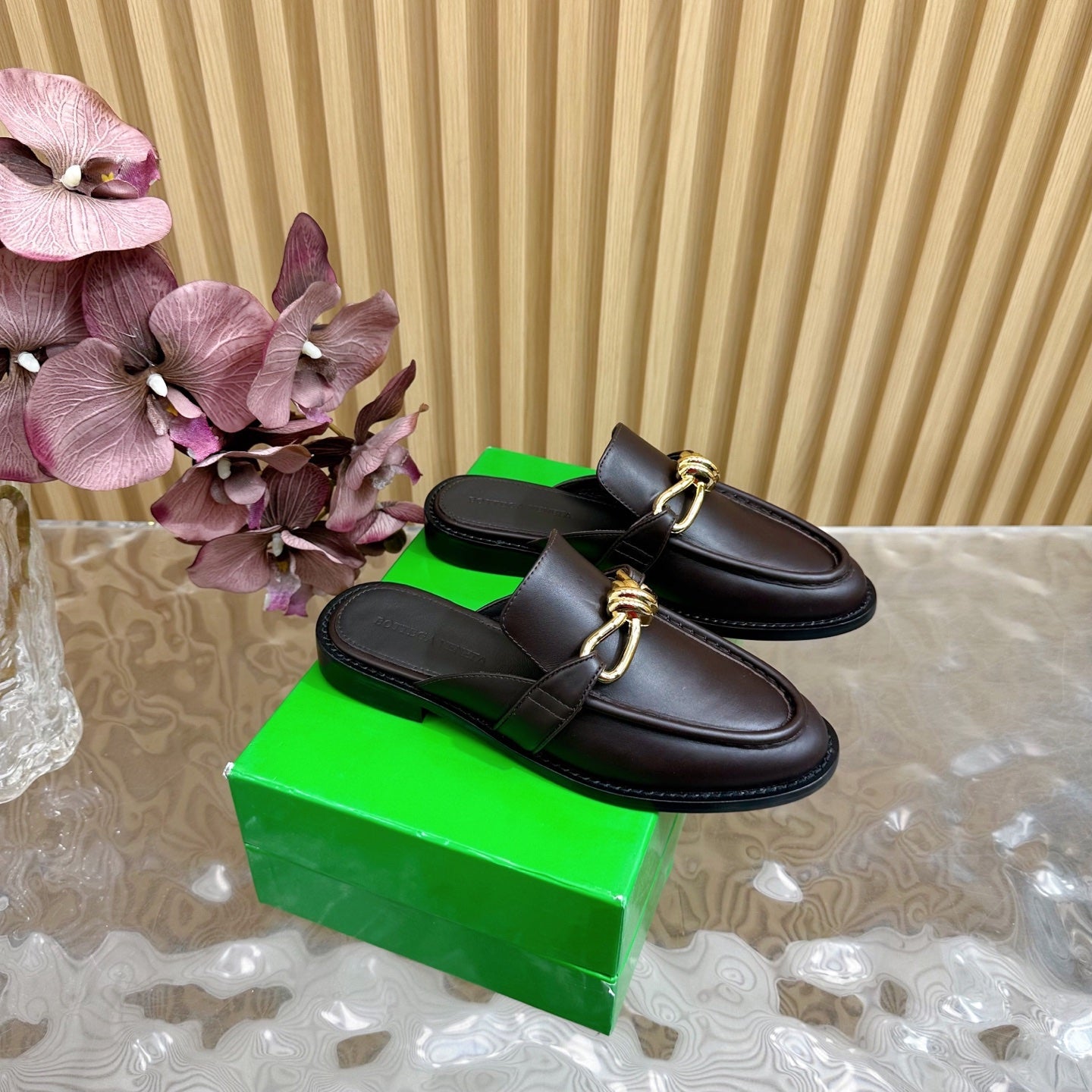 BOTTEGA VENETA OPEN-BACK LOAFER REALISED IN CHESTNUT BROWN SOFT CALFSKIN WITH SIGNATURE METALLIC KNOT DETAIL