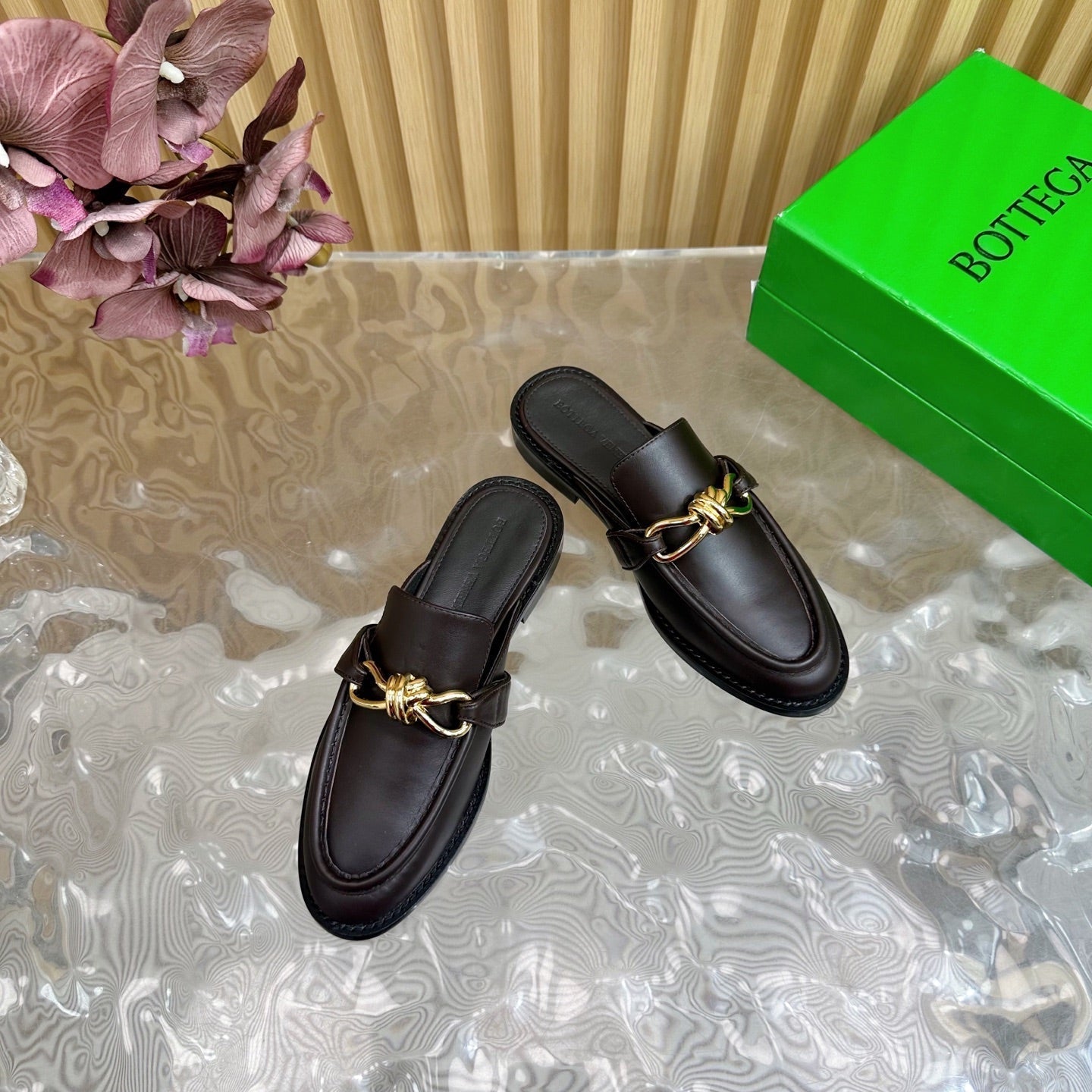 BOTTEGA VENETA OPEN-BACK LOAFER REALISED IN CHESTNUT BROWN SOFT CALFSKIN WITH SIGNATURE METALLIC KNOT DETAIL