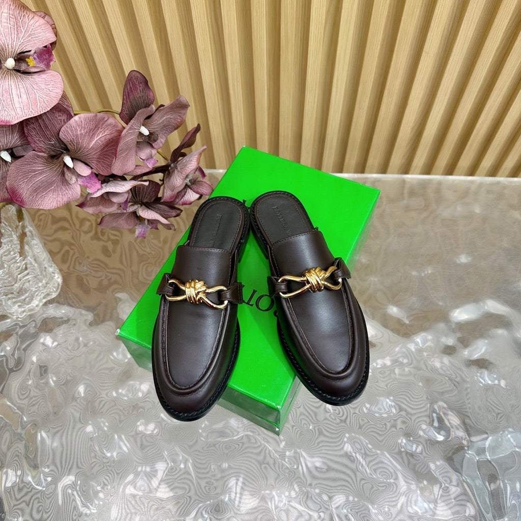 BOTTEGA VENETA OPEN-BACK LOAFER REALISED IN CHESTNUT BROWN SOFT CALFSKIN WITH SIGNATURE METALLIC KNOT DETAIL
