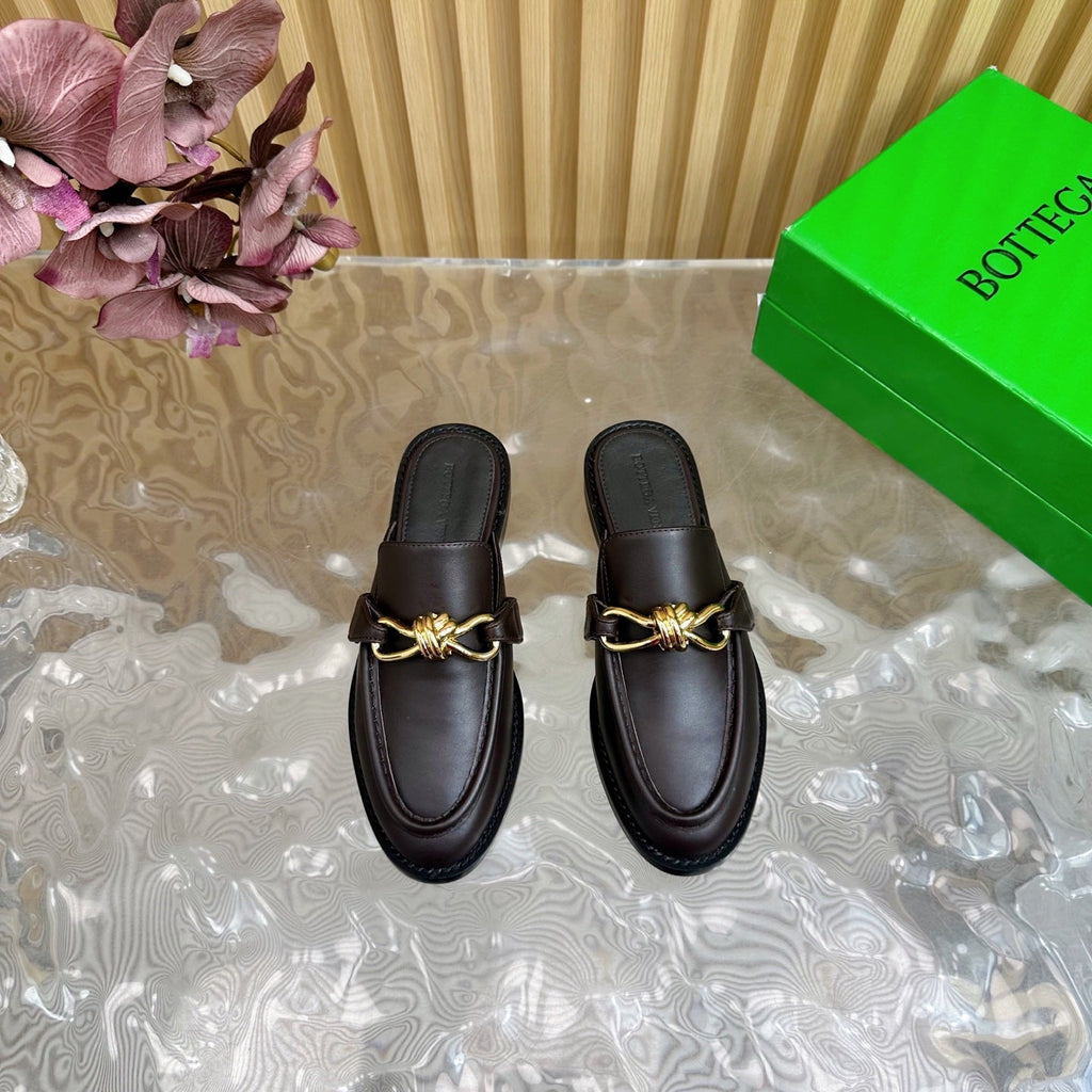BOTTEGA VENETA OPEN-BACK LOAFER REALISED IN CHESTNUT BROWN SOFT CALFSKIN WITH SIGNATURE METALLIC KNOT DETAIL