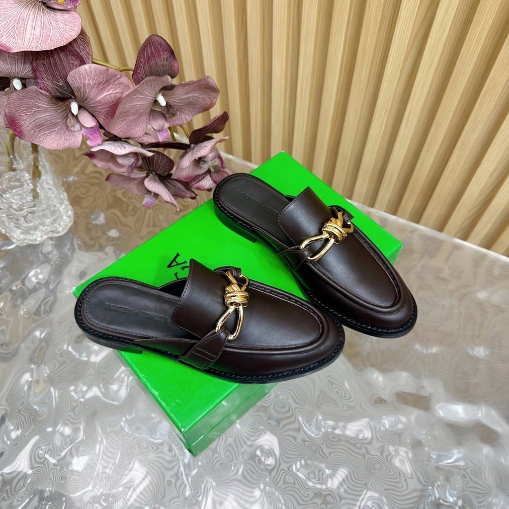 BOTTEGA VENETA OPEN-BACK LOAFER REALISED IN CHESTNUT BROWN SOFT CALFSKIN WITH SIGNATURE METALLIC KNOT DETAIL