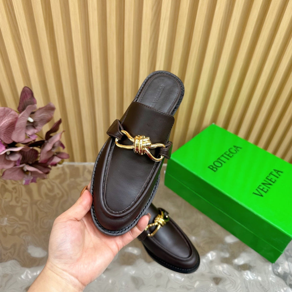 BOTTEGA VENETA OPEN-BACK LOAFER REALISED IN CHESTNUT BROWN SOFT CALFSKIN WITH SIGNATURE METALLIC KNOT DETAIL