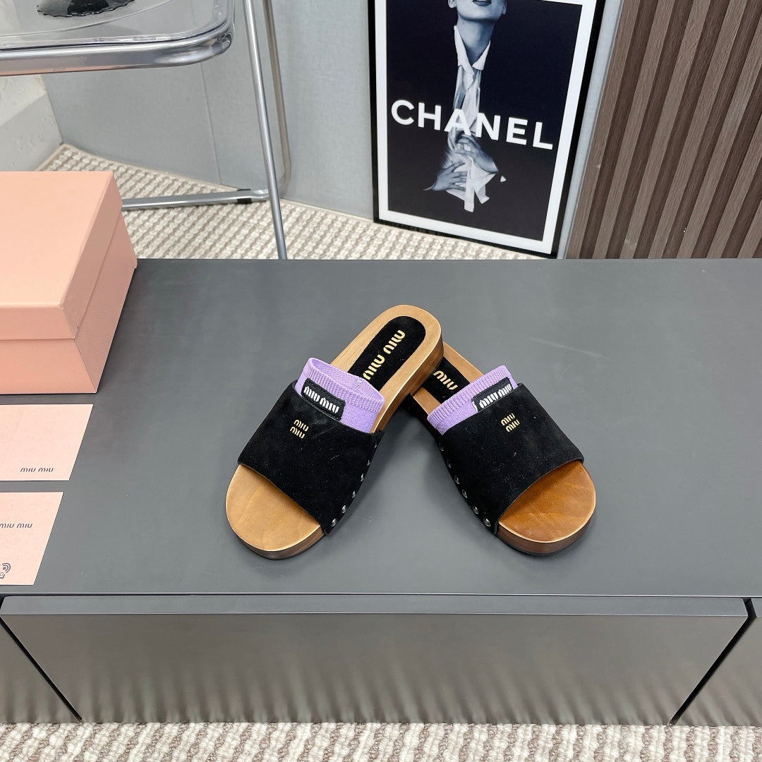 SLIPPERS IN BLACK SUEDE WITH PURPLE HALF-FOOT SOCKS