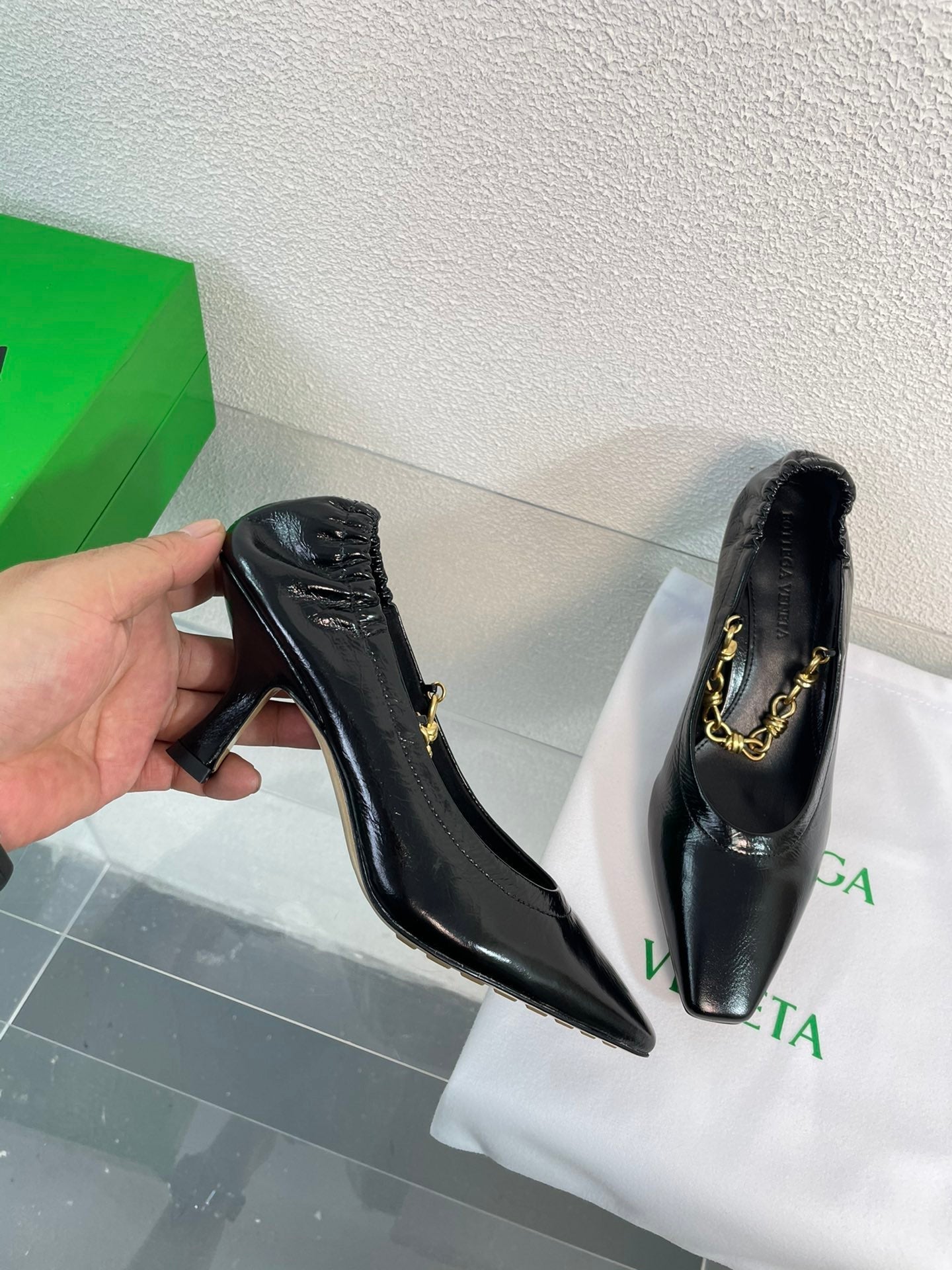 BOTTEGA VENETA SHARP CHAIN PUMP 6 CM IN BLACK CALFSKIN