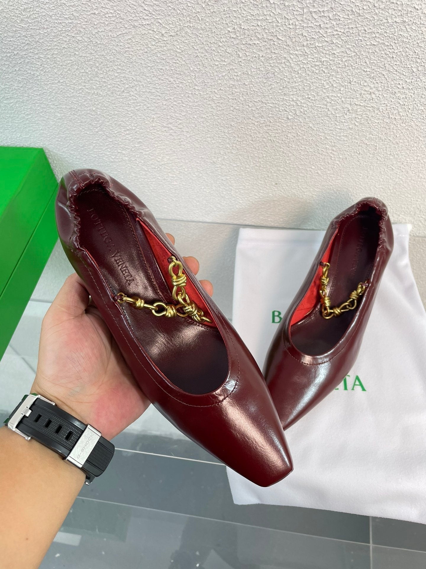 BOTTEGA VENETA SHARP CHAIN PUMP 6 CM IN MAHOGANY RED CALFSKIN