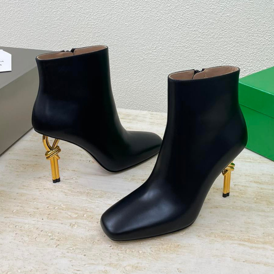 BOTTEGA VENETA KNOT ANKLE BOOT IN BLACK CALFSKIN WITH GOLD METAL HEEL 9 CM
