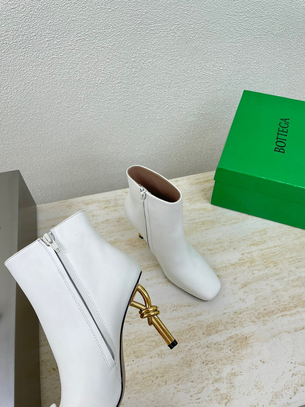 BOTTEGA VENETA KNOT ANKLE BOOT IN WHITE CALFSKIN WITH GOLD METAL HEEL 9 CM
