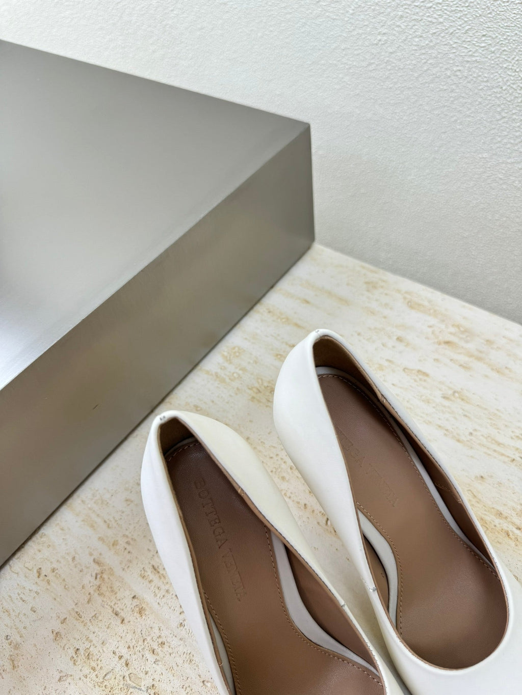 BOTTEGA VENETA KNOT HIGH PUMP IN WHITE AND GOLD METAL HEEL 9 CM