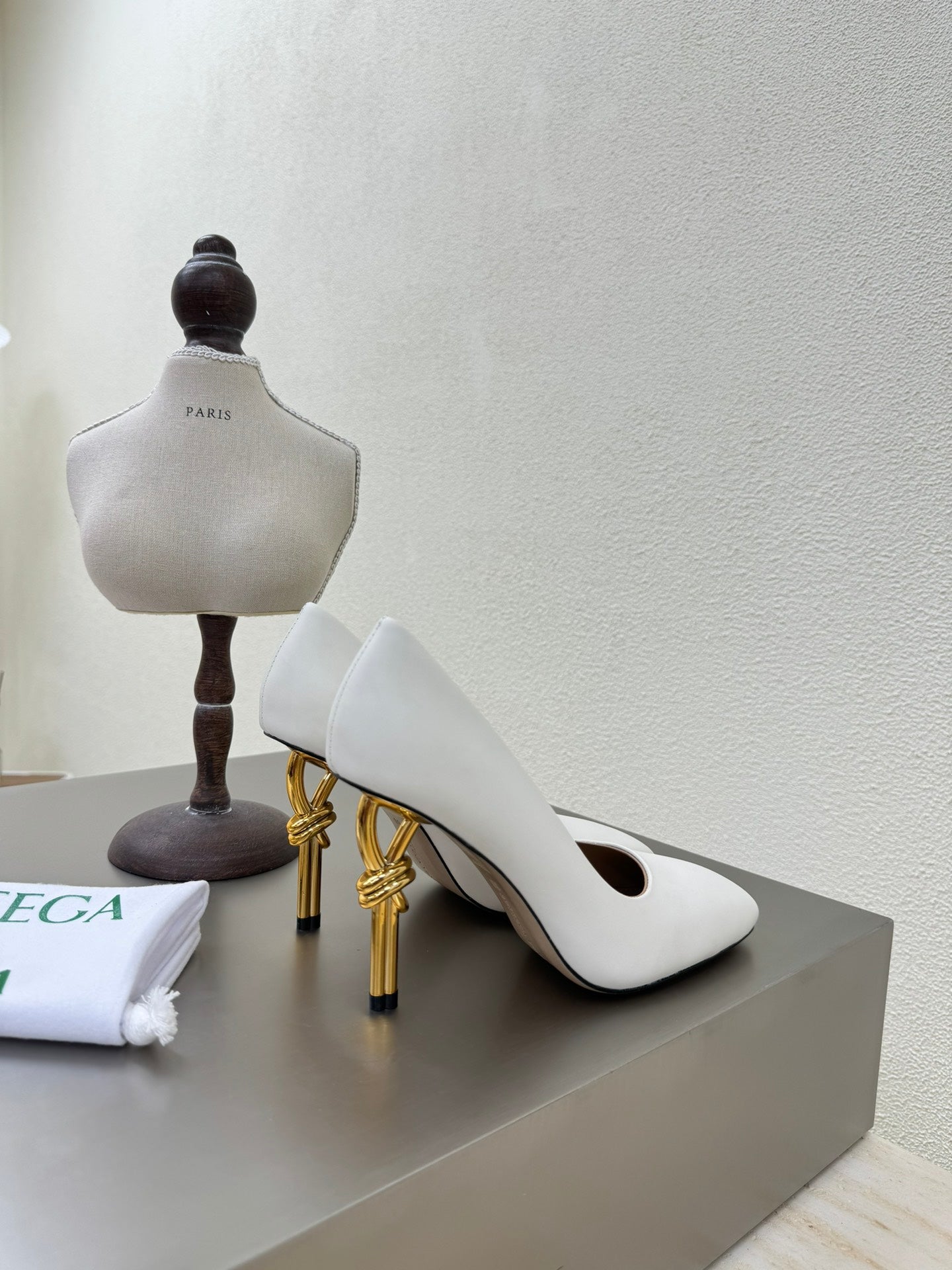 BOTTEGA VENETA KNOT HIGH PUMP IN WHITE AND GOLD METAL HEEL 9 CM