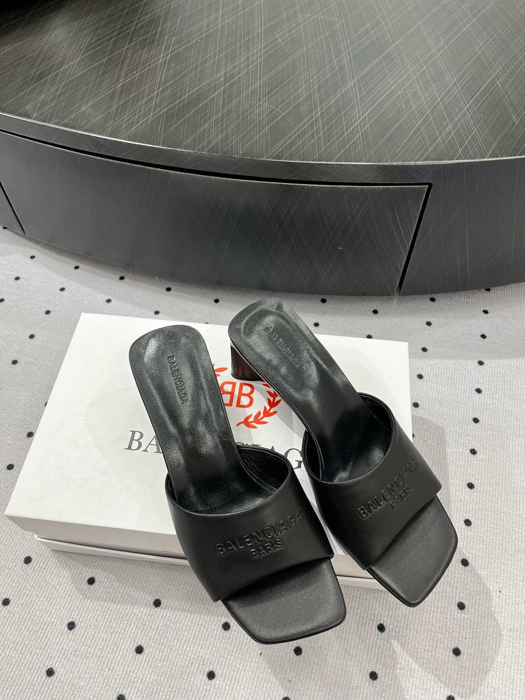SQUARE-TOE MULES MEDIUM HEEL IN BLACK CALFSKIN LOGO EMBOSSED
