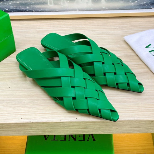 BOTTEGA VENETA ALFIE LEATHER FLAT MULES IN EMERALD GREEN PATENT CALFSKIN WITH WOVEN DESIGN