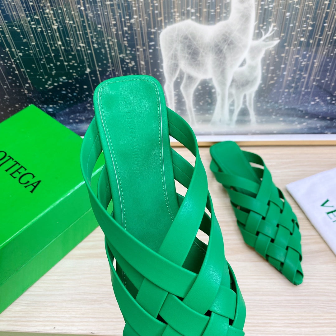 BOTTEGA VENETA ALFIE LEATHER FLAT MULES IN EMERALD GREEN PATENT CALFSKIN WITH WOVEN DESIGN