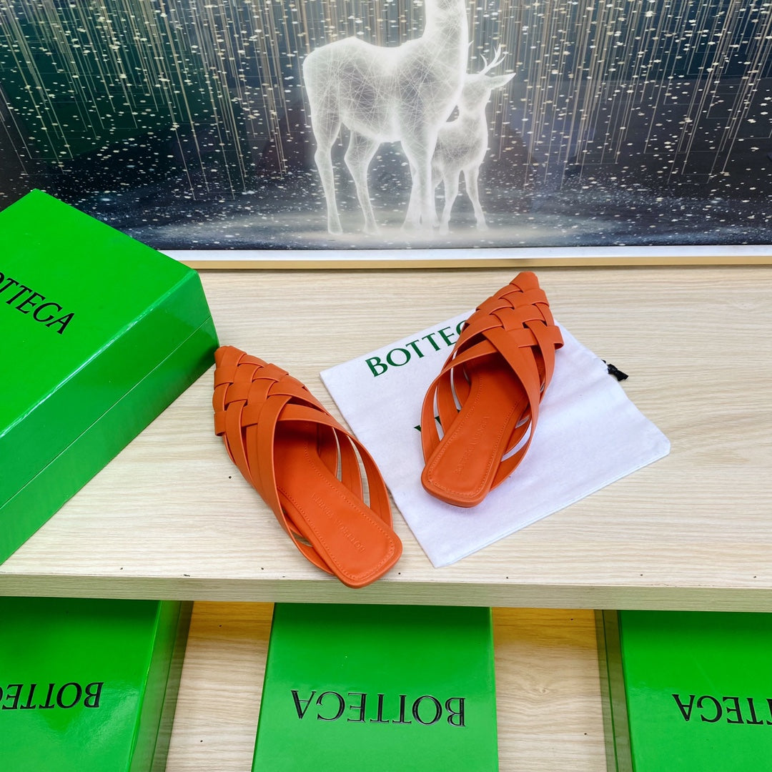 BOTTEGA VENETA ALFIE LEATHER FLAT MULES IN VIVID ORANGE PATENT CALFSKIN WITH WOVEN DESIGN