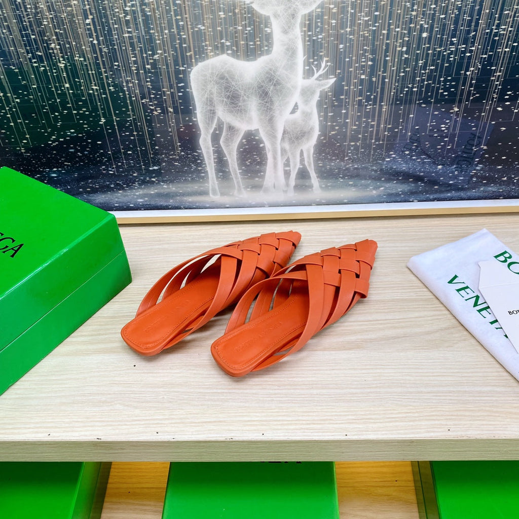 BOTTEGA VENETA ALFIE LEATHER FLAT MULES IN VIVID ORANGE PATENT CALFSKIN WITH WOVEN DESIGN