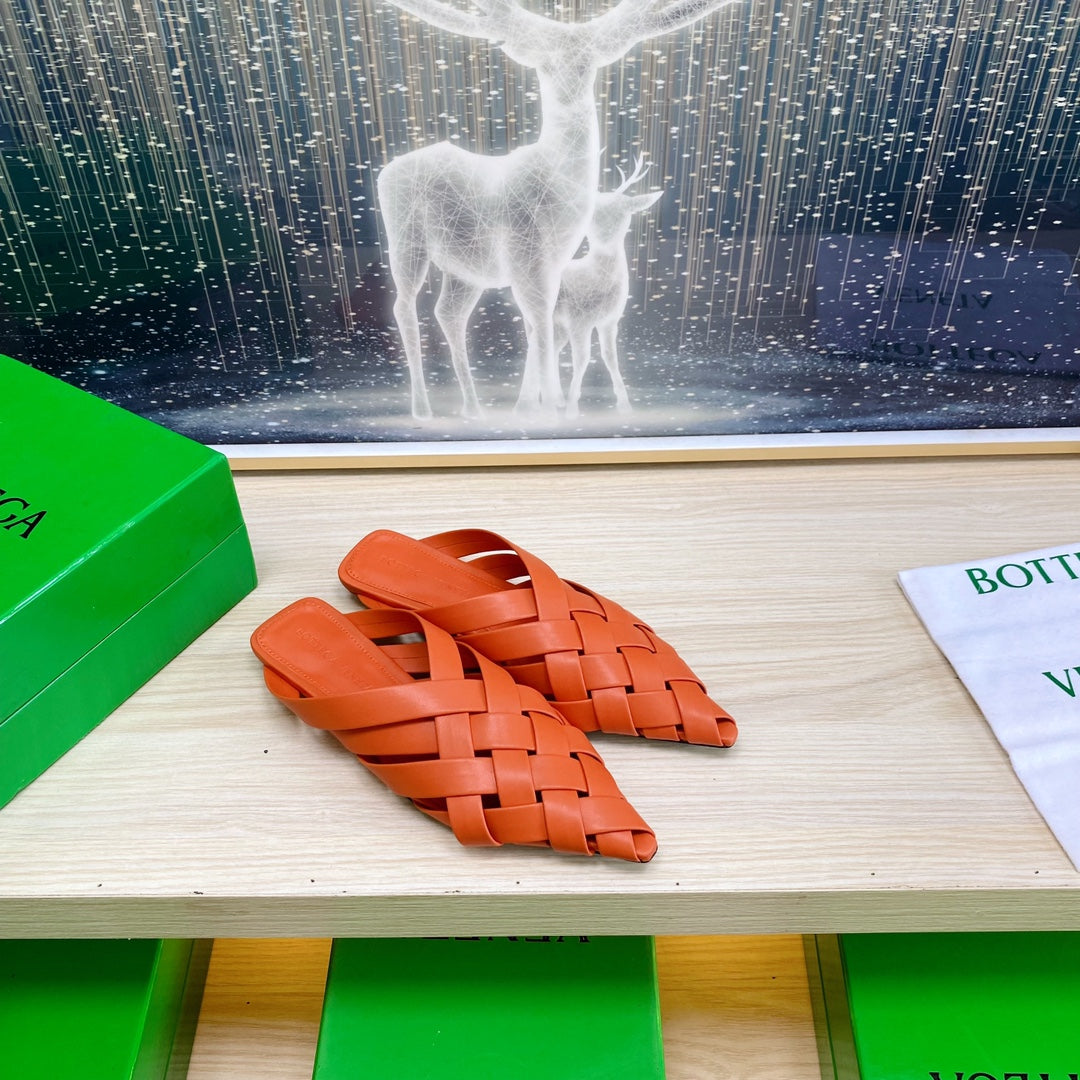 BOTTEGA VENETA ALFIE LEATHER FLAT MULES IN VIVID ORANGE PATENT CALFSKIN WITH WOVEN DESIGN