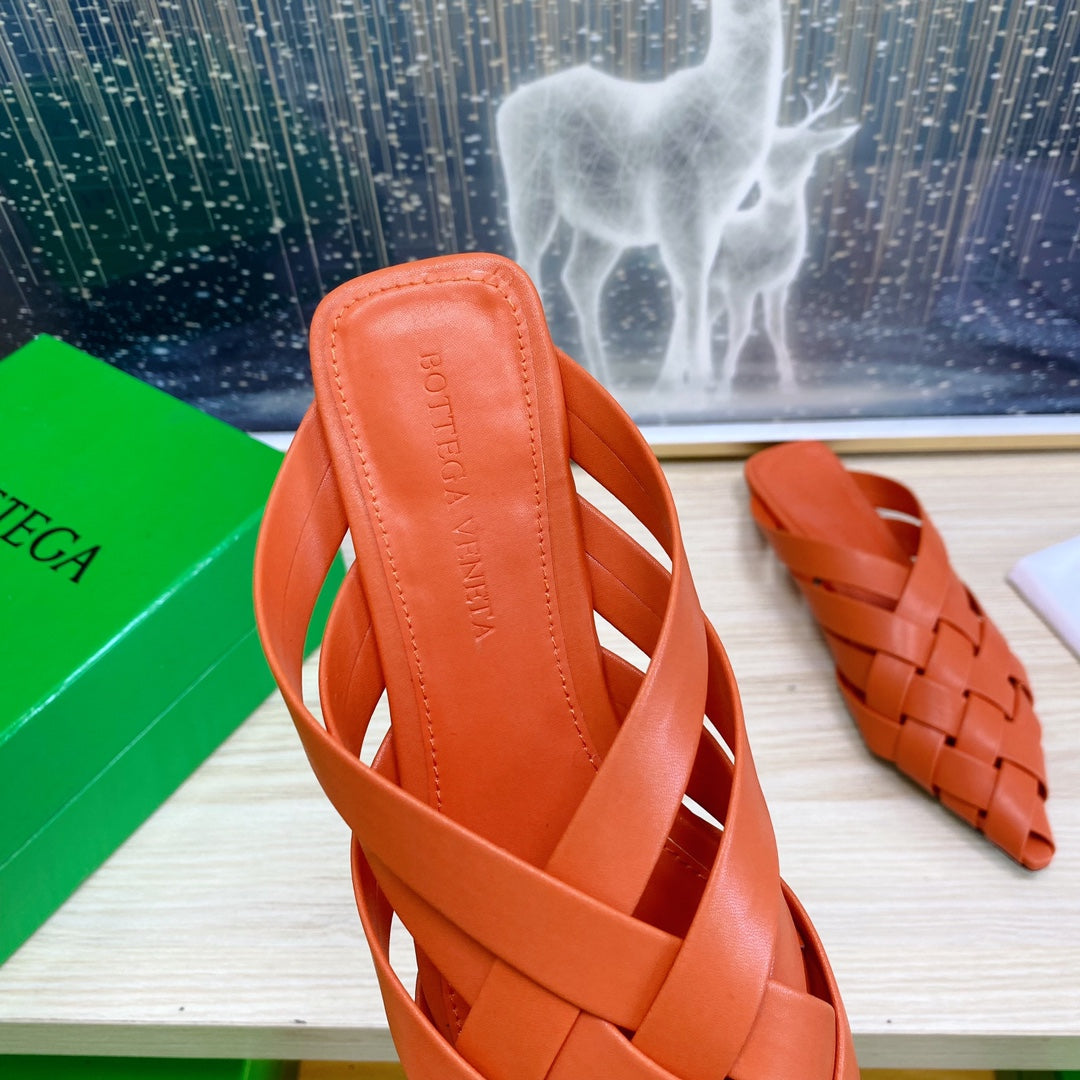 BOTTEGA VENETA ALFIE LEATHER FLAT MULES IN VIVID ORANGE PATENT CALFSKIN WITH WOVEN DESIGN