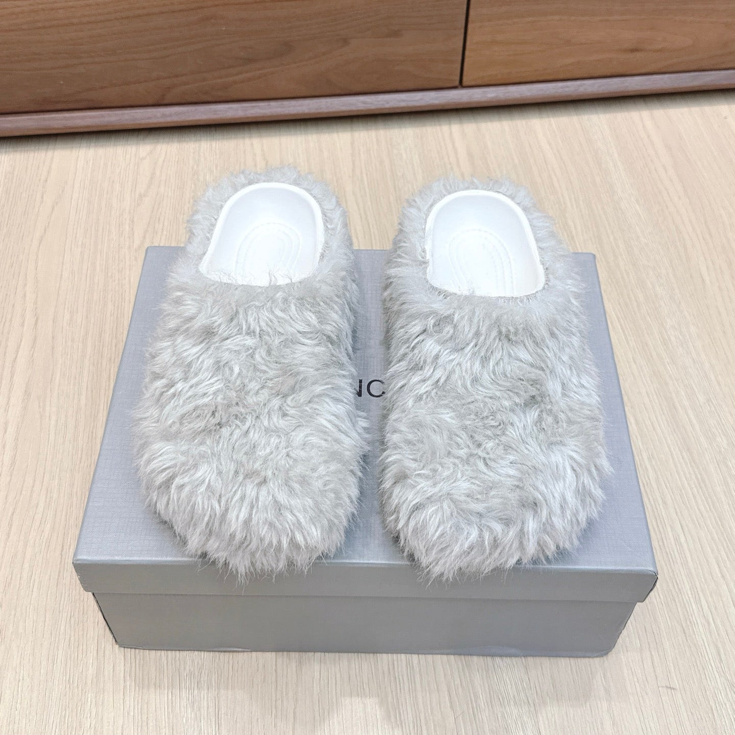 BALENCIAGA 25S MULES IN IVORY WHITE FAUX FUR