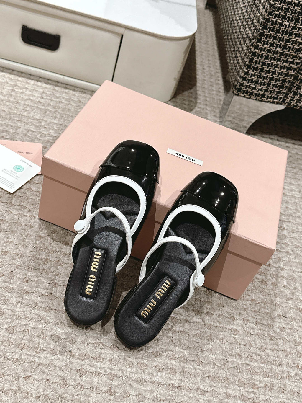 FLAT MULE IN BLACK AND WHITE PATENT CALFSKIN