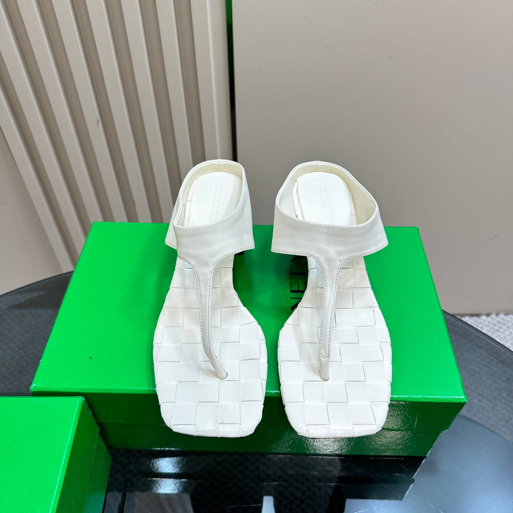 BOTTEGA VENETA MARELLA THONG IN WHITE CREAM LEATHER WITH SIGNATURE INTRECCIATO INSOLE 55 MM