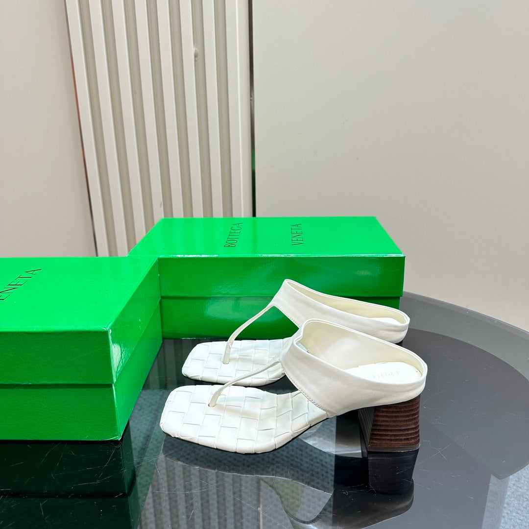 BOTTEGA VENETA MARELLA THONG IN WHITE CREAM LEATHER WITH SIGNATURE INTRECCIATO INSOLE 55 MM