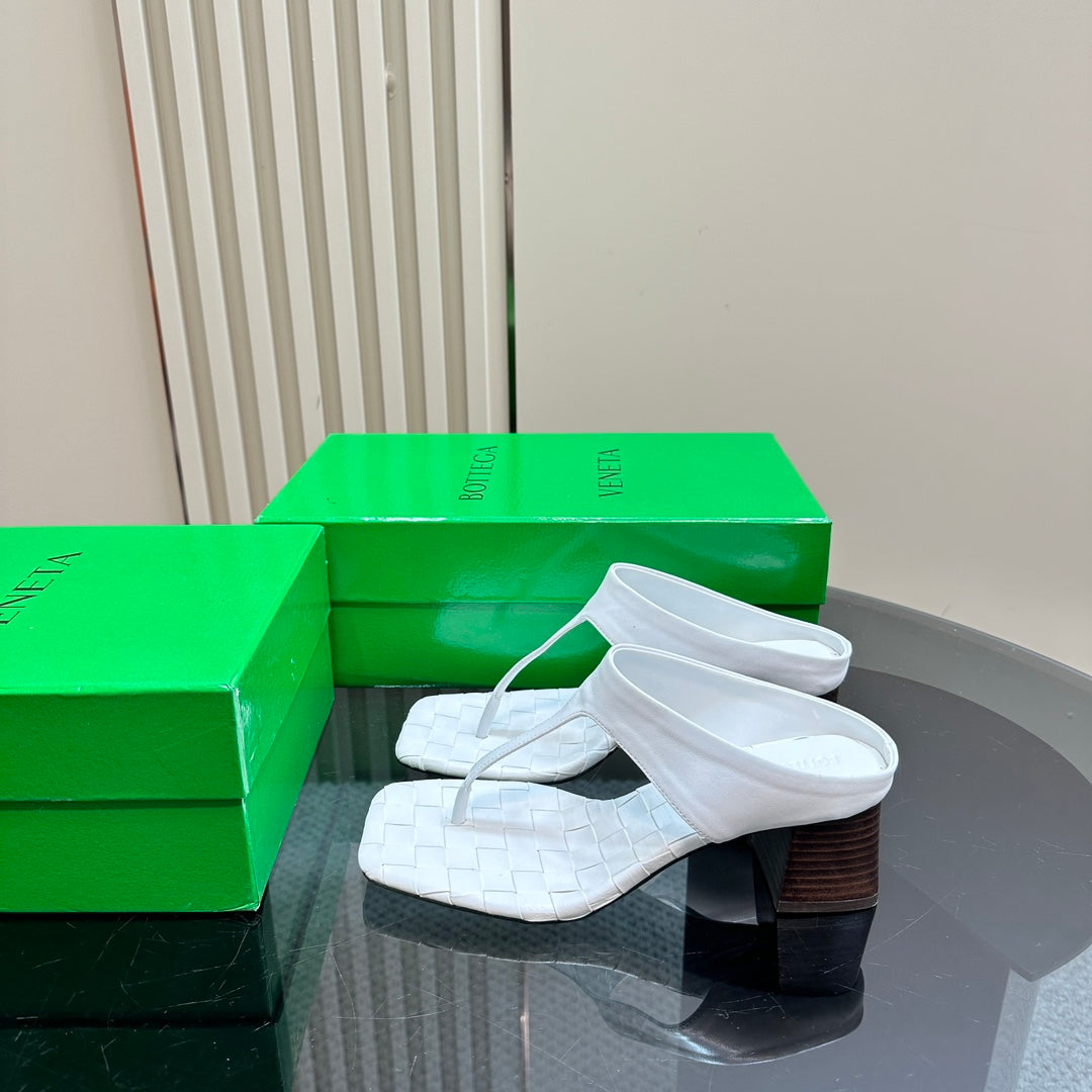 BOTTEGA VENETA MARELLA THONG IN WHITE LEATHER WITH SIGNATURE INTRECCIATO INSOLE 55 MM
